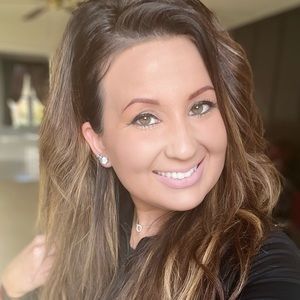 Meet your Posher, Alexia